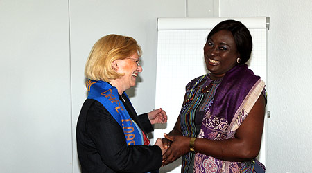 Geschäftsführerin Gabriela Büssemaker begrüßt Bürgermeisterin Priscilla Arhin. Foto: Samera Zagala