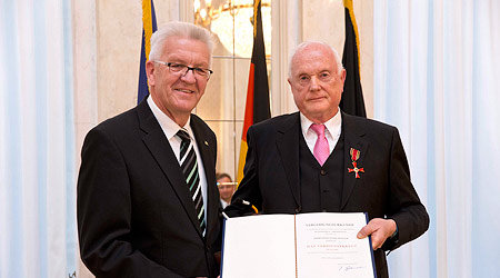 Hans-Peter Dentler erhält das Bundesverdienstkreuz. Foto: Staatsministerium Baden-Württemberg