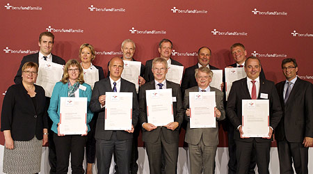 Zertifikatsempfänger aus Nordrhein-Westfalen, in der Mitte Bernd Krupp, Geschäftsführer Engagement Global. Foto: audit berufundfamilie